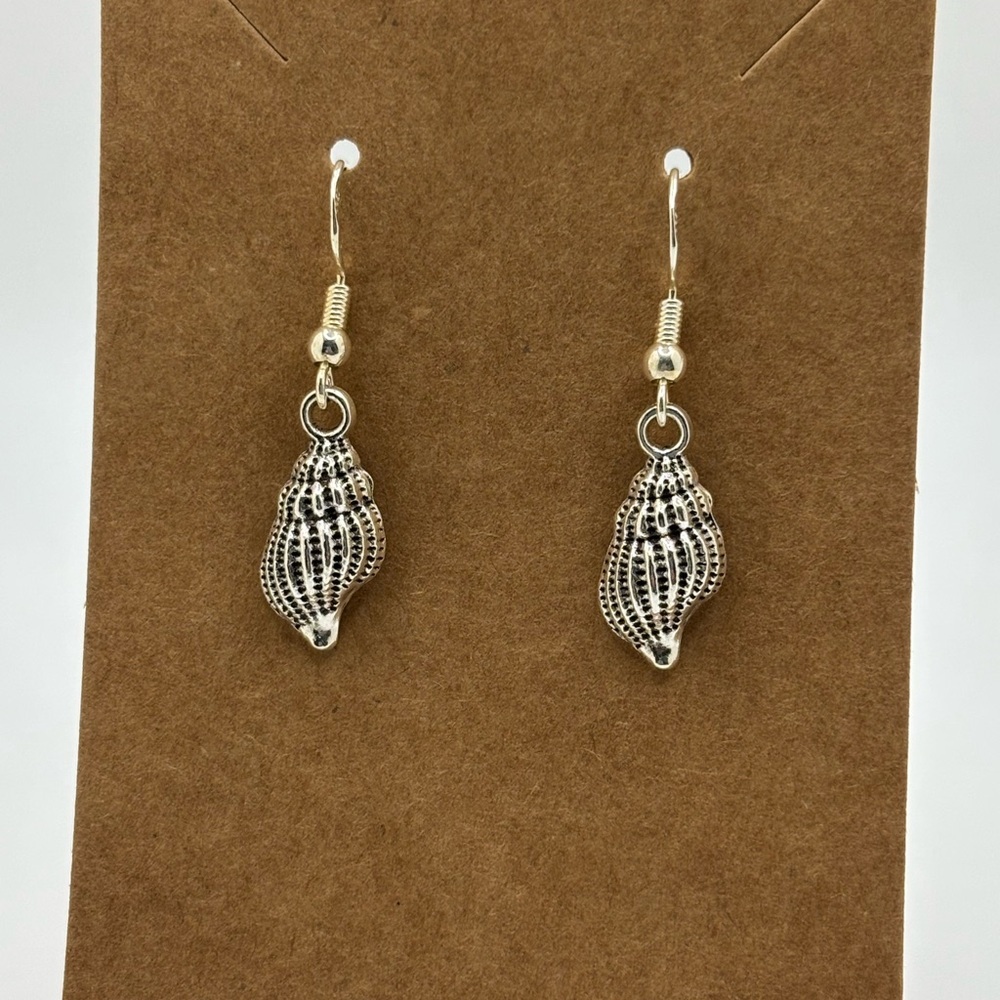 Elegant Silver Shell Earrings - Picture 3 of 3